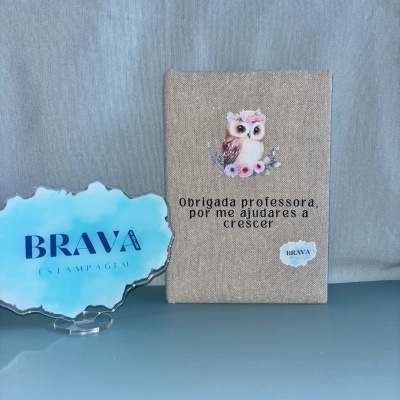 Caderno tecido castanho claro com coruja e mensagem para professora, suporte acrílico azul com BRAVA ESTAMPAGEM