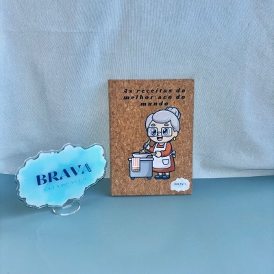 Painel decorativo de cortiça com ilustração de avó e texto; placa com texto BRAVA ESTAMPAGEM