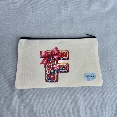 Necessaire bege com letra F decorada e selo BRAVA