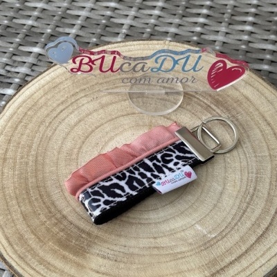Chaveiro tecido animal print com detalhe rosa e argola metálica sobre disco de madeira