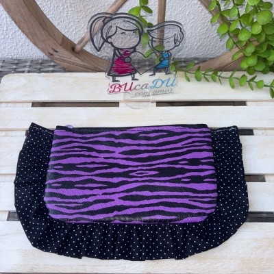 Estojo roxo e preto de padrão animal print com detalhes em tecido preto com bolinhas brancas