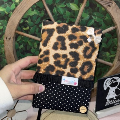 Estojo de tecido com padrão de pele de leopardo e bolinhas brancas em fundo preto