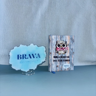 Diário com capa de madeira e coruja e suporte acrílico com texto BRAVA ESTAMPAGEM