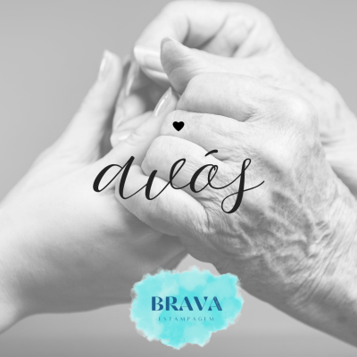 Mãos jovem e idosa unidas com texto avós e logótipo BRAVA ESTAMPAGEM