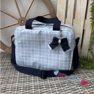 Bolsa pequena xadrez azul claro e branco com laço azul escuro