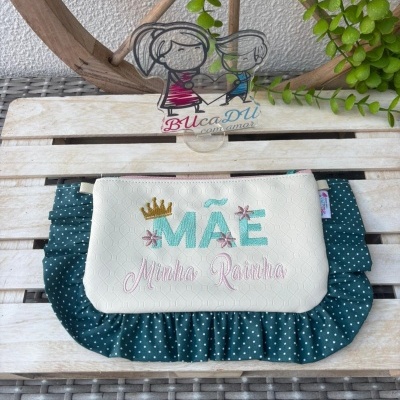 Necessaire branca com bordado colorido e base verde com bolinhas brancas