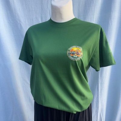 T-shirt verde com estampado redondo de aventura no peito em manequim