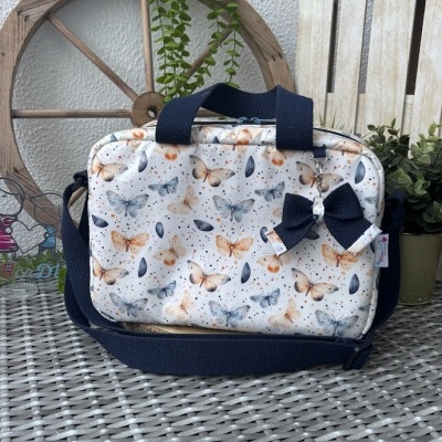 Mala padrão borboletas azul e laranja com laço azul escuro em fundo branco