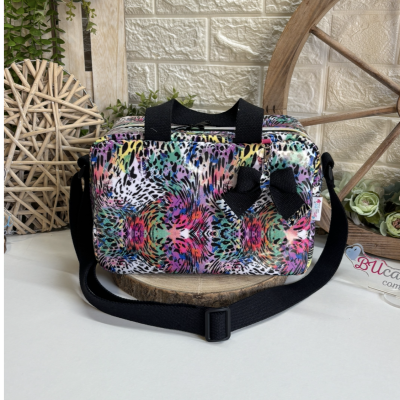 Bolsa colorida com padrão animal print e alça preta ajustável