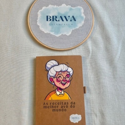 Caderno castanho com desenho de avó e texto As receitas da melhor avó do mundo