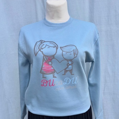 Sweatshirt azul clara com desenho de crianças e texto BUcaDU com amor
