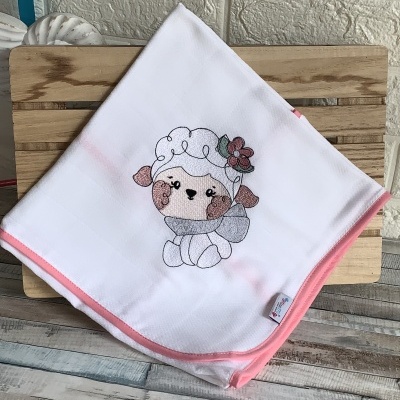 Fralda branca com borda cor-de-rosa e bordado de ovelha