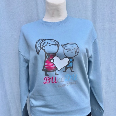 Sweatshirt azul claro com desenhos animados segurando coração e texto BUcaDU com amor