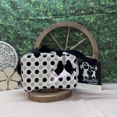 Mala branca com bolinhas pretas e cinzentas e detalhe de laço preto