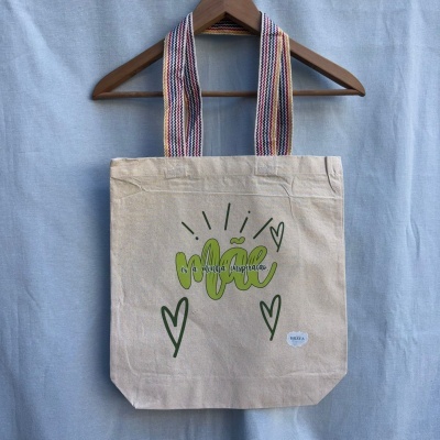 Saco de tecido bege com alças coloridas e texto verde Mãe é a minha inspiração.