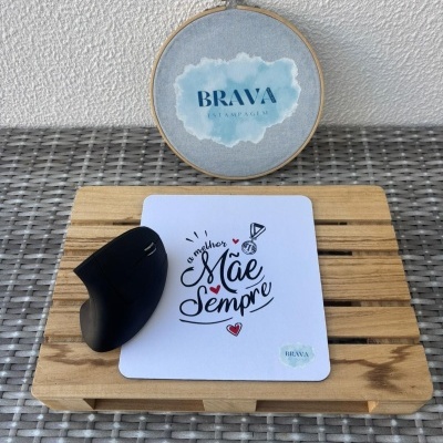 Tapete de rato branco com texto para mãe, rato preto e base de madeira clara
