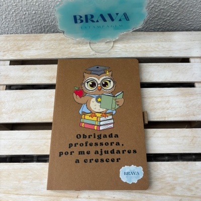 Caderno castanho com ilustração de coruja e texto de agradecimento à professora