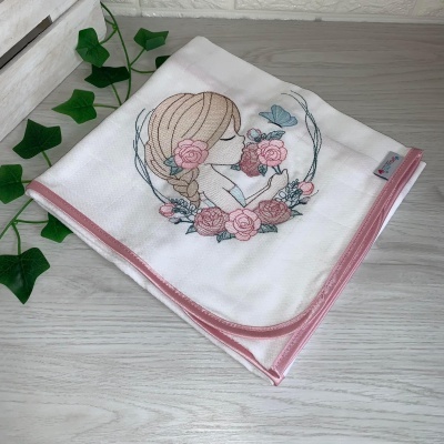Manta branca com bordado de menina, flores e borboleta, com bordas rosa