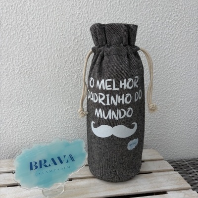 Saco cinzento escuro com texto em branco O MELHOR PADRINHO DO MUNDO e desenho de bigode