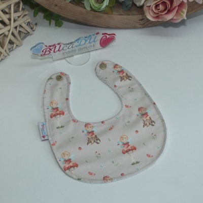 Babete para bebé com padrão de fadas e cogumelos em fundo branco