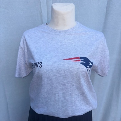 T-shirt cinza claro com logótipos em azul escuro e vermelho