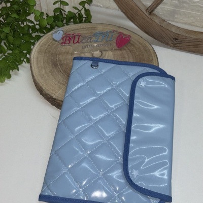 Bolsa azul acolchoada com detalhes em azul escuro e estrelas