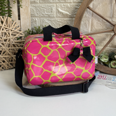 Mala pequena rosa e amarela com alça preta e laço preto pendurado