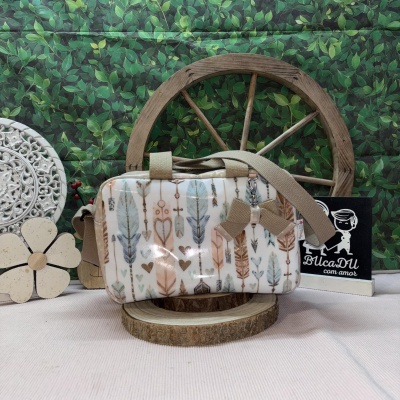 Bolsa com padrão de penas e corações em tons pastel com alça bege