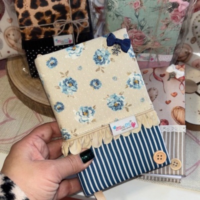 Capa para livro em tecido floral e riscas com laço azul e botão bege