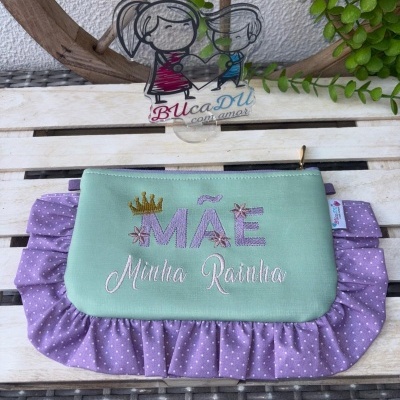 Bolsa em tecido verde água com bordado MÃE Minha Rainha e saia roxa com bolinhas