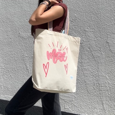Bolsa de pano bege com texto rosa Mãe és a minha inspiração com coração e alças listradas coloridas