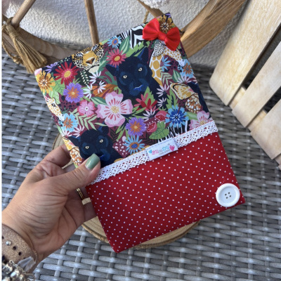 Capa de tecido para caderno colorida com padrão floral e detalhe em tecido vermelho com bolinhas brancas