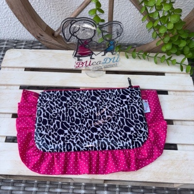 Necessaire estampada com aplicação rosa com bolinhas e enfeite acrílico decorativo