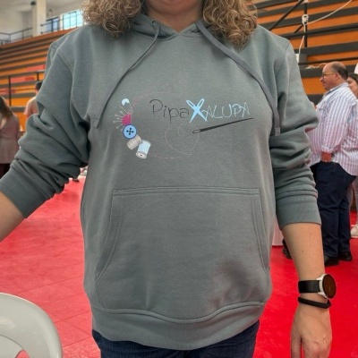 Sweatshirt cinza com estampado Pipa X Lupa num evento com piso vermelho