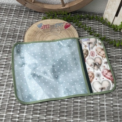 Porta-documentos transparente com padrão de bolinhas e corações coloridos