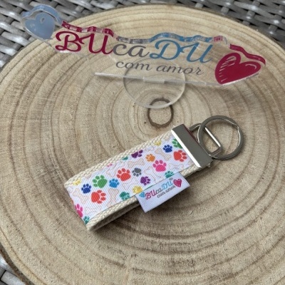 Porta-chaves colorido com suporte acrílico e base de madeira