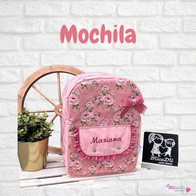 mochila rosa floral com bolso frontal e laço decorativo
