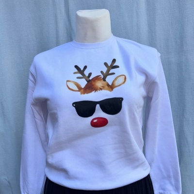 Sweatshirt branca com estampa de rena com óculos e nariz vermelho