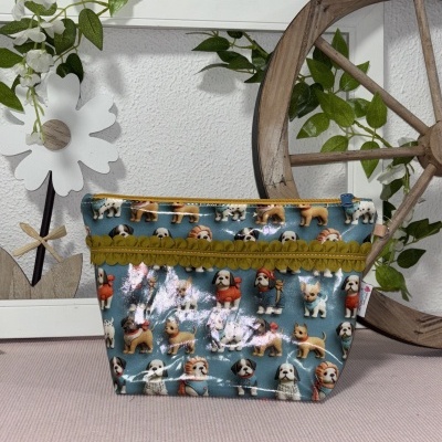 Necessaire azul com padrão de cães e fecho amarelo