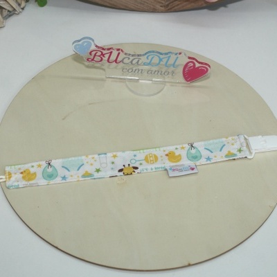 Prendedor de chupeta branco com padrão colorido e clip plástico