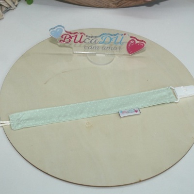 Presilha para chupeta verde claro com pontos brancos e clip branco