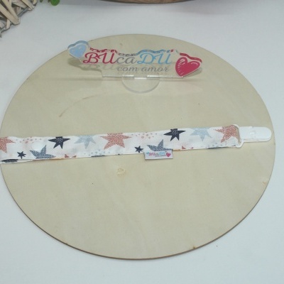 Fita para chupeta com estampado de estrelas em base de madeira