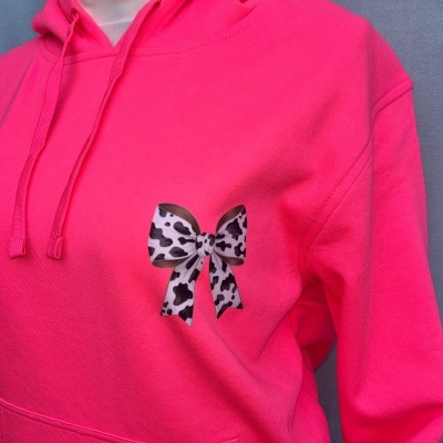 Camisola de capuz rosa com laço estampado animal preto e branco no peito