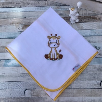 Toalha de bebé branca com bordado de girafa e bico amarelo