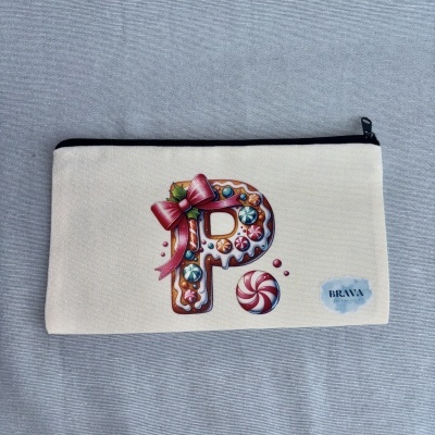 Bolsa bege com letra P decorada em estilo gingerbread e texto BRAVA ESTAMPAGEM.