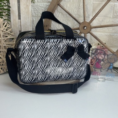 Mala com padrão zebra preto e branco com laço preto e alças de tecido preto