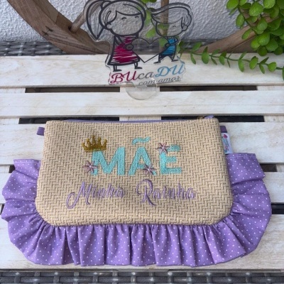 Necessaire artesanal com bordado escrito MÃE Minha Rainha e babado lilás com bolinhas brancas.