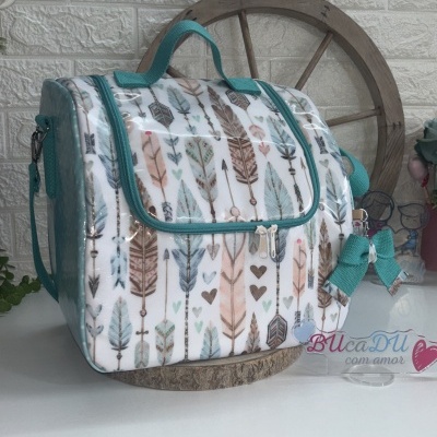 Mala quadrada com padrão de penas coloridas e alça turquesa