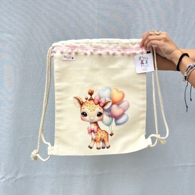 Mochila saco estampada com girafa e balões, com cordões e detalhes cor-de-rosa