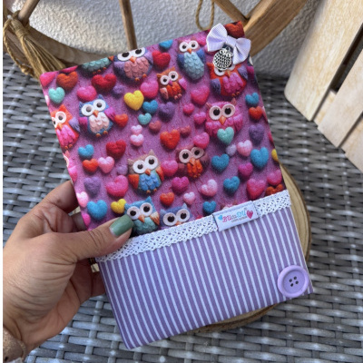 Porta-livros de tecido com padrão de corujas coloridas e corações em fundo roxo com renda e botão lilás